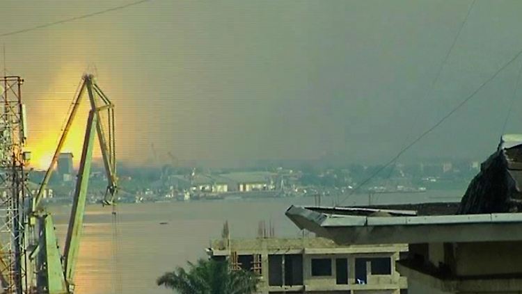 Von Kinshasa aus ist das Feuer in Brazzaville zu sehen.