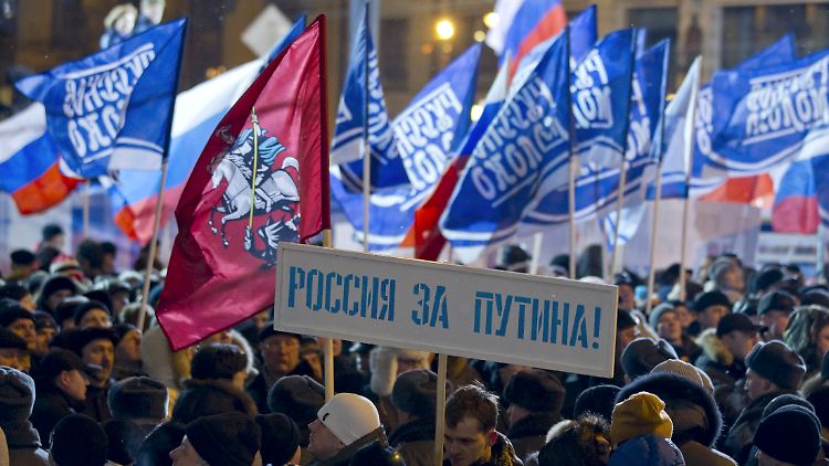 Organisiertes Feiern in Moskau: Die Menschen schwenkten russische Fahnen und hielten Schilder mit der Aufschrift "Mein Präsident heißt Putin" in der Hand.