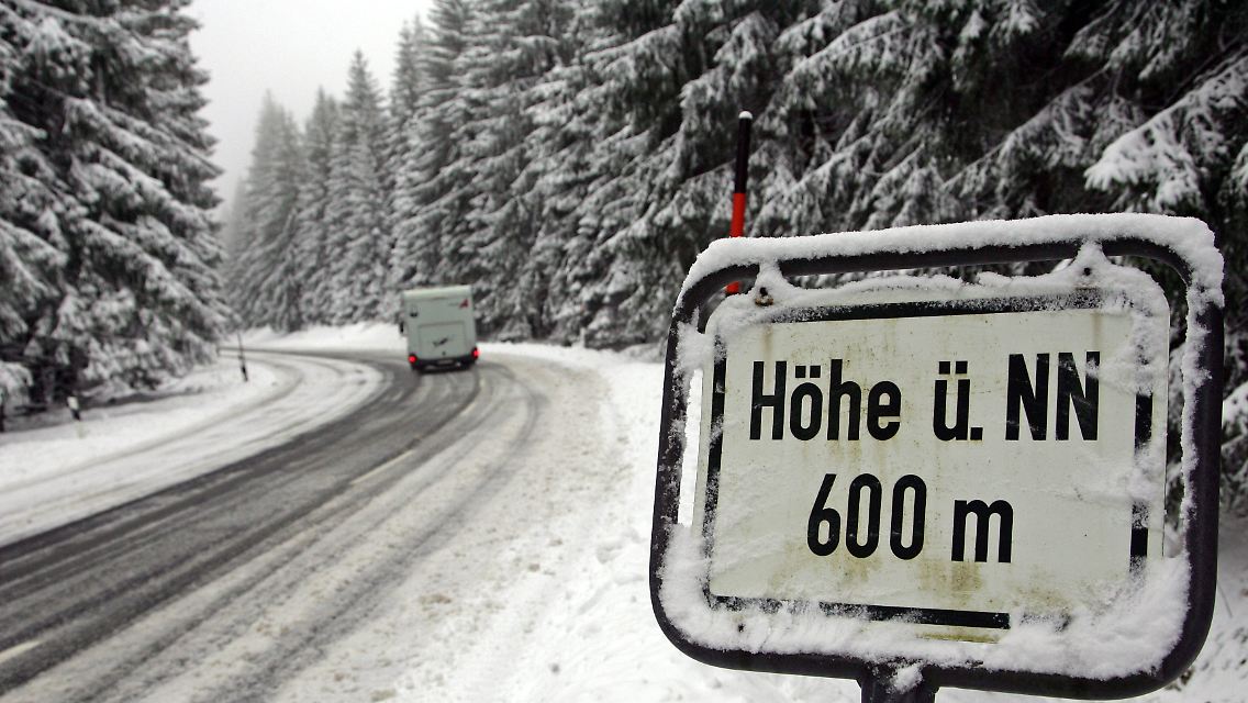 Wenn man mit seinem Wohnmobil in den Winterurlaub fahren will, muss man einiges beachten.