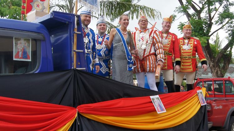 Das Düsseldorfer Prinzenpaar Thomas II. und Venetia Anke mit ihren Adjutanten beim Karnevalsumzug durch Victoria, Hauptstadt der Seychellen.