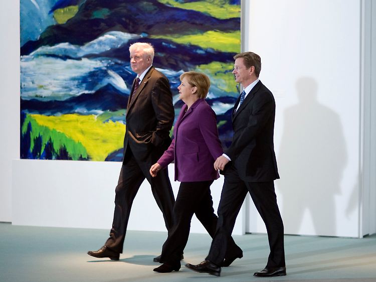 Demonstrative Einigkeit: CSU-Chef Seehofer (l.), Bundeskanzlerin Merkel (CDU) und Außenminister Westerwelle (FDP) gehen nach dem Ende des Koalitionsauschusses zur gemeinsamen Pressekonferenz.