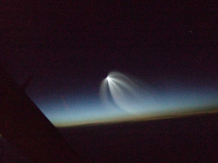 Von einem Piloten aufgenommen: das vermeintlich unbekannte Objekt über Grönland entpuppte sich als eine russische Sojus-Trägerrakete.
