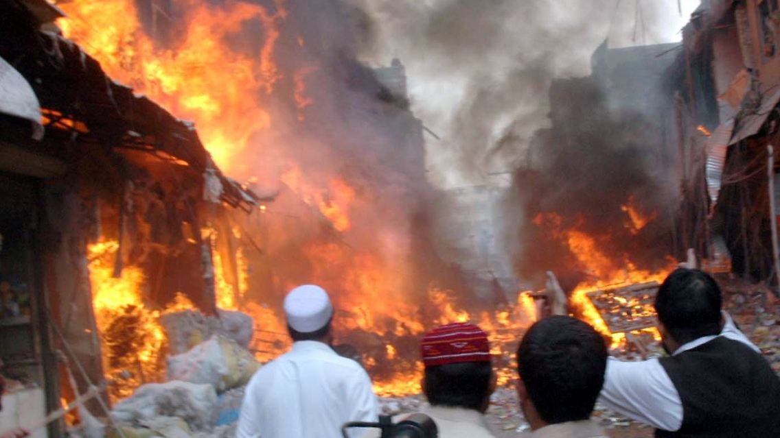 Ganze Häuser in Peshawar brannten.
