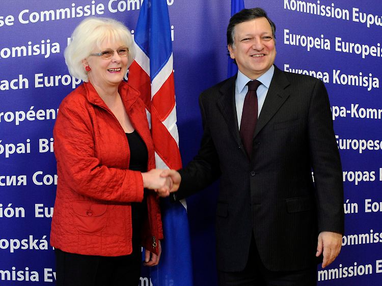 Johanna Sigurdardóttir (hier mit EU-Kommissionschef Jose Manuel Barroso) hat ihr Land wieder auf Kurs gebracht.