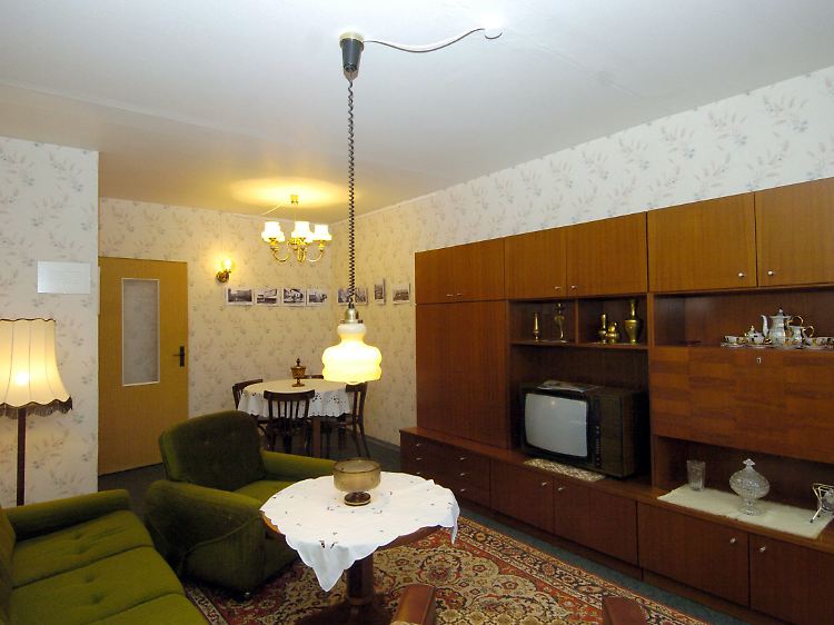 Museale "Heimatstube" in Hellersdorf: Wohnzimmer-Schrankwand vom Typ Favorit aus dem VEB Möbelwerke Naumburg neben anderen Möbeln aus DDR-Zeiten im Wohnzimmer.