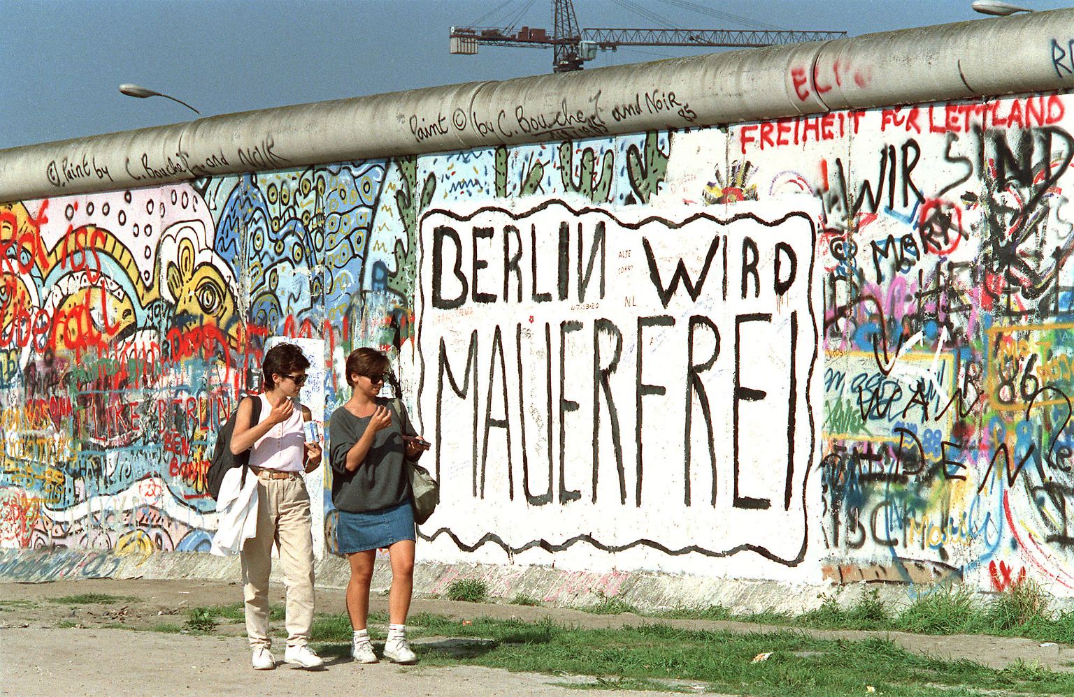 Als dieser Wunsch, der auf diesem Bild von 1988 an der Westberliner Seite der Mauer stand, in Erfüllung ging, ...