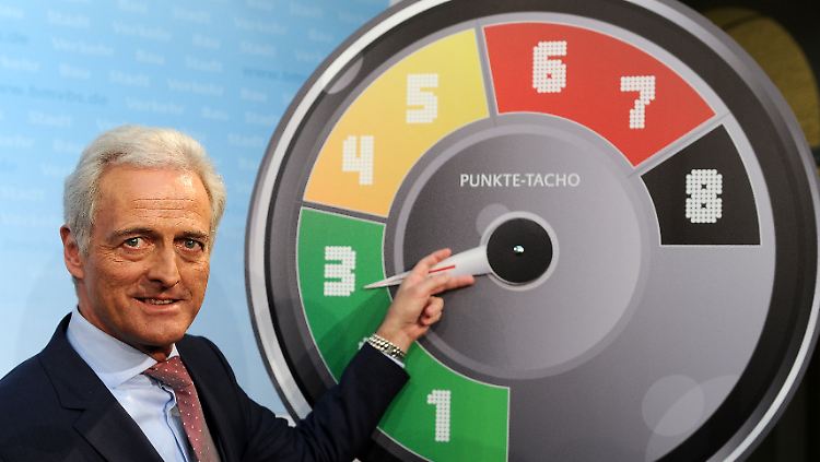 Bundesverkehrsminister Ramsauer (CSU) bei der Vorstellung der Neuregelung des Punktesystems neben einem sogenannten Punkte-Tacho.