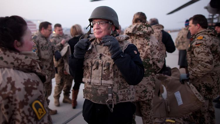 Thomas de Maizière besucht die Bundeswehrsoldaten in Afghanistan zum fünften Mal. Hier ist er bei seinem letzten Besuch im Dezember 2011 zu sehen.