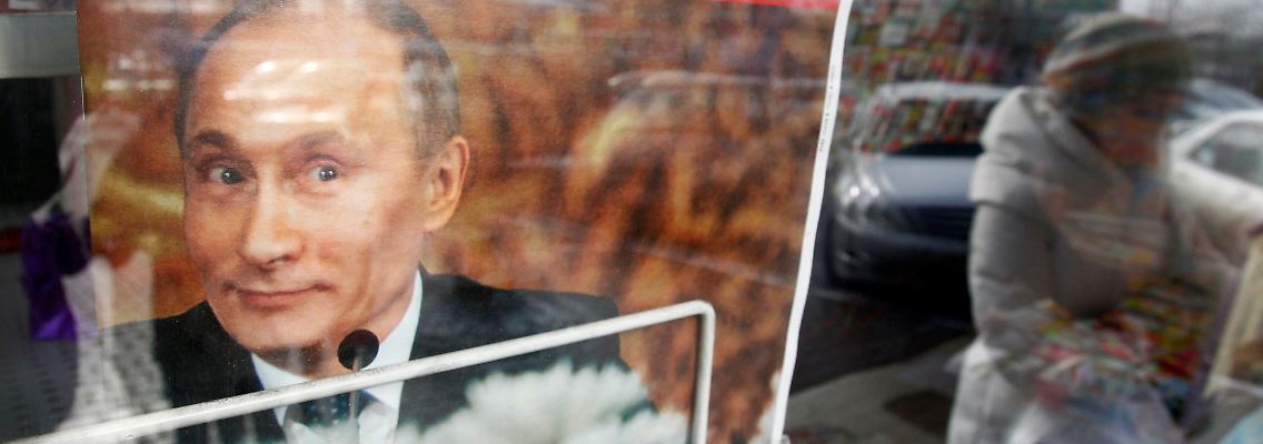 Putin in einem Schaufenster in Moskau.
