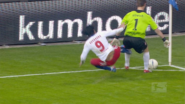 Ball gespielt? Paolo Guerrero sagte hinterher, das hätte er gar nicht vorgehabt.