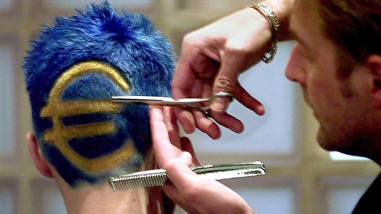 Auch ein "Euro-Haircut" kann den Dienstleistern auf die Sprünge helfen.