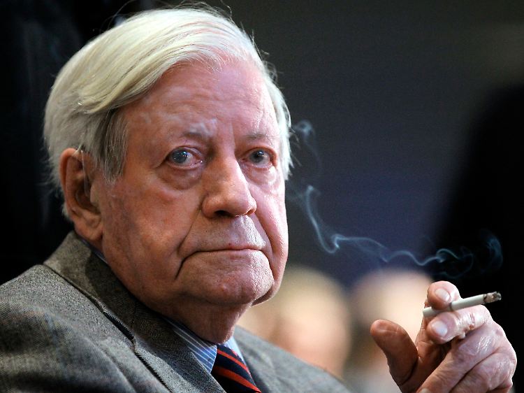 Altkanzler Helmut Schmidt wirft Wulff vor, er habe die gesamte Politikerklasse in Verruf gebracht.