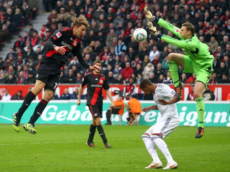 Im Blindflug, mal wieder: Manuel Neuer verpasst gegen Leverkusen den Ball, kurz darauf fällt das 1:0 für die Gastgeber.