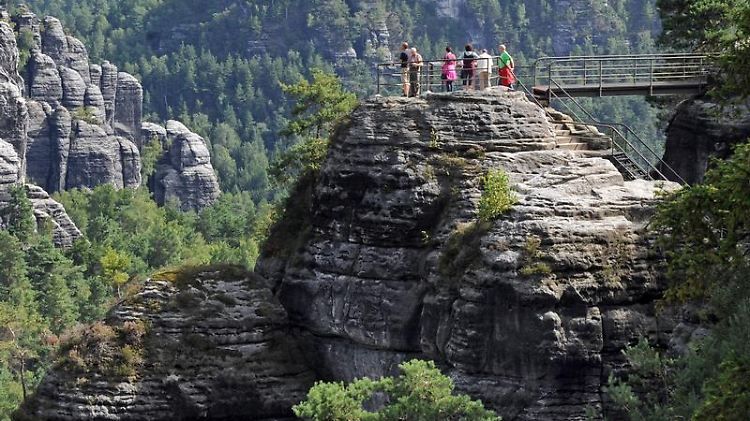 Touristen in der Sächsischen Schweiz: Jeder vierte Deutsche will in diesem Sommer Urlaub im eigenen Land machen.