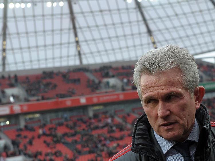 Ratloser Zwischentrainer: Jupp Heynckes und seine Mannschaft funktionieren im Moment nicht mehr.