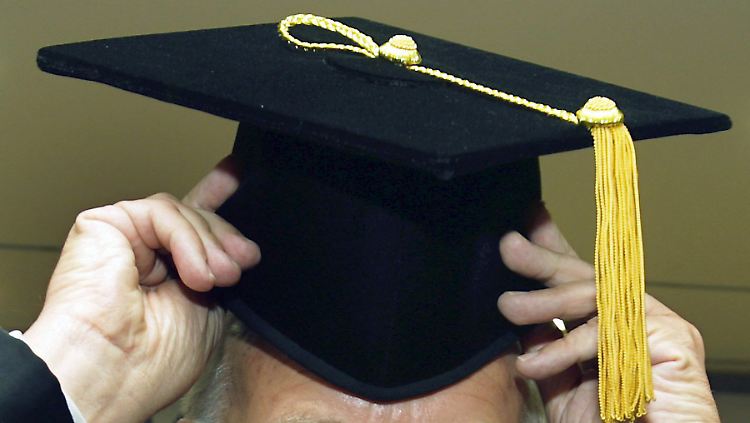 Hochschullehrer sollen ungeeigneten Kandidaten den Zugang zum Doktortitel ermöglicht und dafür Geld kassiert haben.