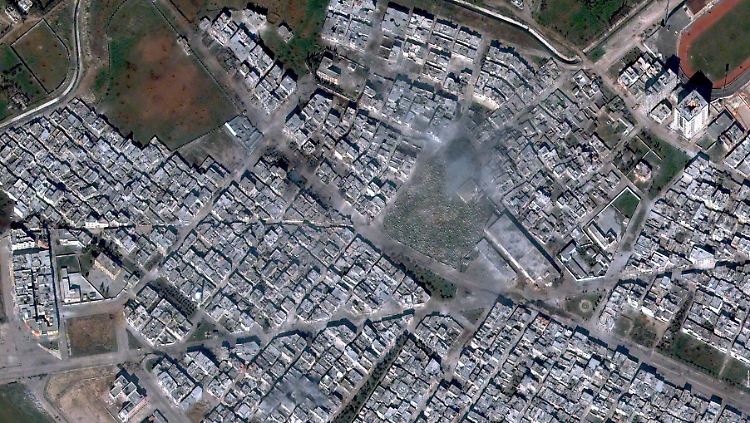 Auch auf Satellitenbildern sind Rauchwolken in Homs sichtbar - hier das Viertel Babo Amro.