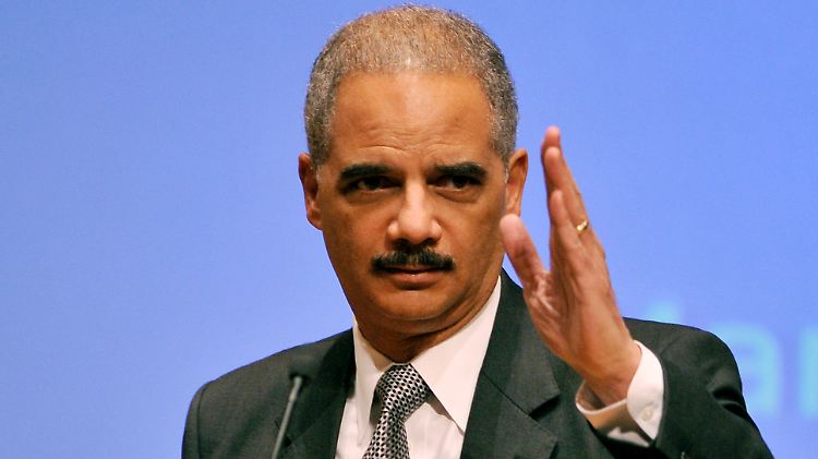 Holder erklärt das Vorgehen seiner Regierung gegen Terroristen.