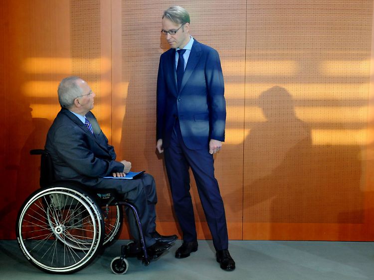 Bundesbank-Chef Weidmann (r.) mit Finanzminister Schäuble.