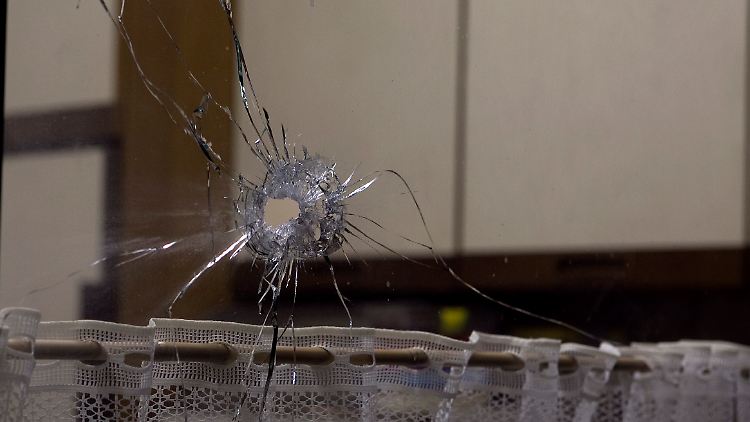 Ein Einschussloch am Küchenfenster des Rentners.