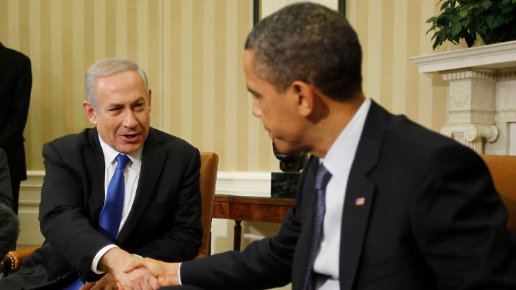 Netanjahu und Obama lächeln für die Kameras.