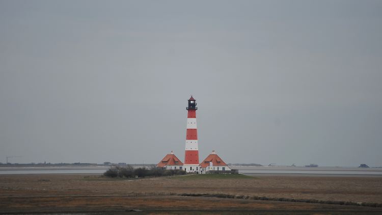 Der Leuchtturm Westerheversand bei trübem Wetter.
