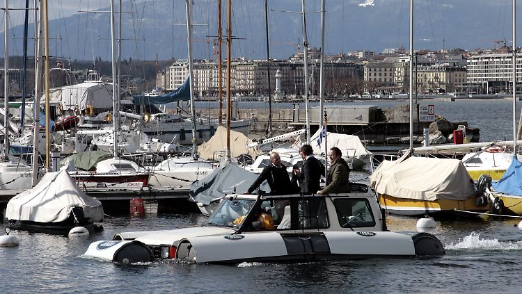 Der Land Rover Discovery verblüfft die Kapitäne an den Anlegern der Societé Nautique Genève.