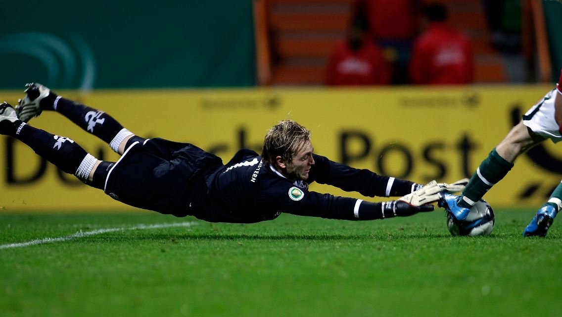 Lauterns Keeper Tobias Sippel hechtet nach dem Ball - dreimal kam er gegen Werder zu spät.