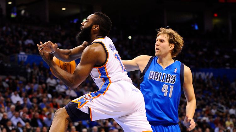 Dirk Nowitzki war Dallas-Topscorer, griff aber auch in der Defensive beherzt zu. Hier foult er James Harden.