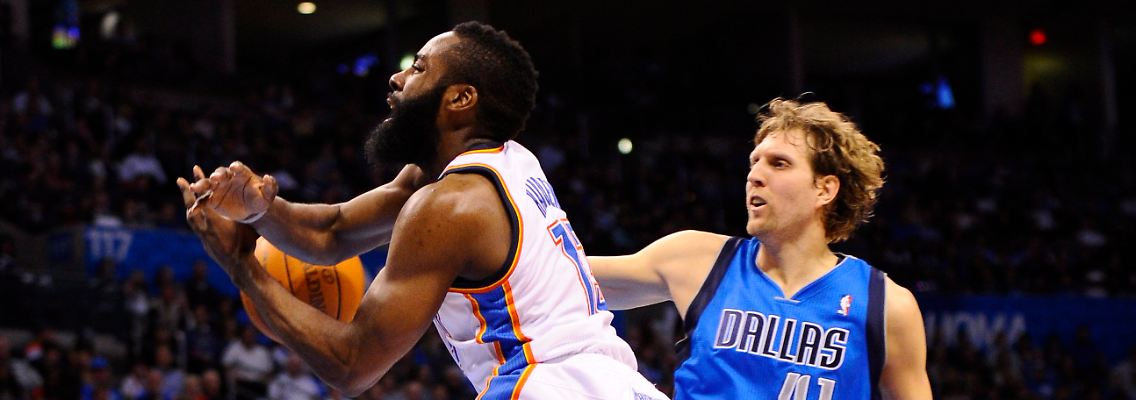 Dirk Nowitzki war Dallas-Topscorer, griff aber auch in der Defensive beherzt zu. Hier foult er James Harden.
