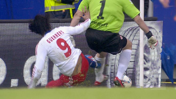 Aviophobie war 2010: Am Sonntag flog Paolo Guerrero ohne nachzudenken - dem Stuttgarter Torwart Sven Ulreich von hinten brutal in die Beine.