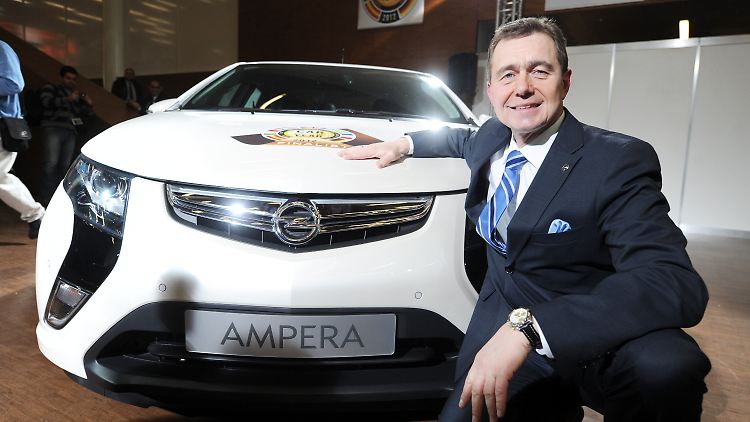 Karl-Friedrich Stracke, Vorstandsvorsitzender von Opel, sitzt am im Rahmen des Autosalon Genf an einem Opel Ampera Volt, der als "Car of the Year 2012" präsentiert wurde.