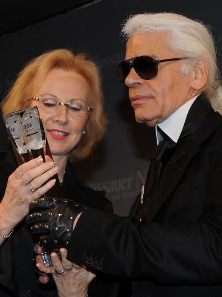 Cola Light schon, aber bitte nicht im Rotwein-Glas: Monsieur Lagerfeld hat seine Prinzipien.