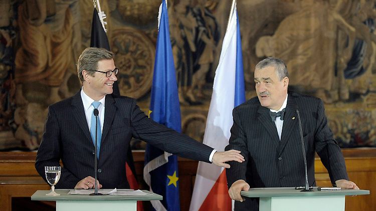 Westerwelle scherzt mit Schwarzenberg auf der Pressekonferenz in Prag. 