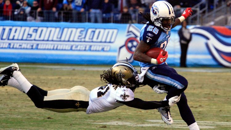 Auf der Jagd? Saints-Cornerback Patrick Robinson versucht, Chris Johnson von den Tennessee Titans zu Boden zu werfen. Beide Teams sollen ihren Spielern Prämien dafür gezahlt haben, Gegner bewusst zu verletzen.