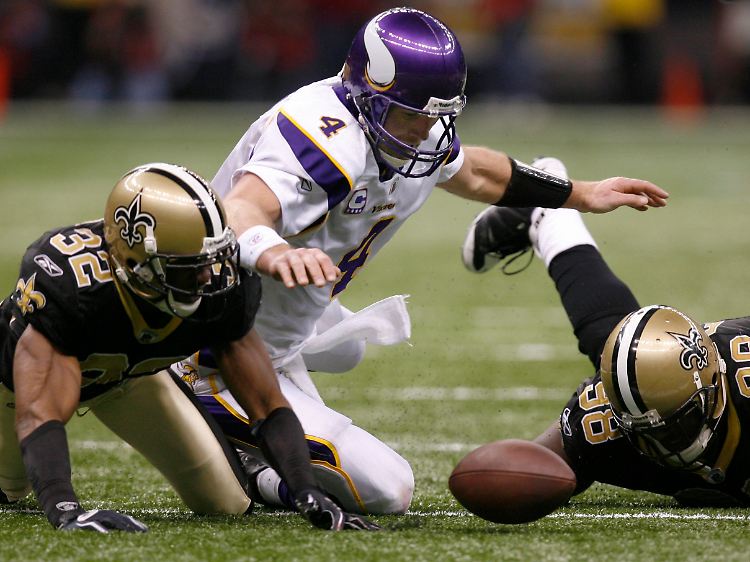 Jagd auf Brett Favre: Der Star-Quarterback fühlte sich in seinem letzten Spiel von den New-Orleans-Profis regelrecht verfolgt.