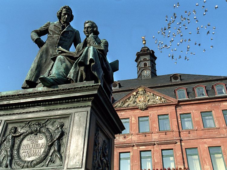 Das Denkmal der Gebrüder Jakob und Wilhelm Grimm vor dem Rathaus auf dem Marktplatz in Hanau.