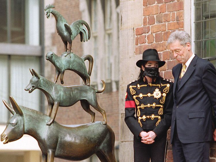 Sogar Michael Jackson besuchte einst die Bremer Stadtmusikanten (1997, mit Bürgermeister Henning Scherf).