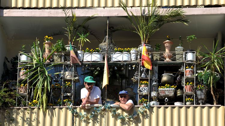 Statt sich weiter über die Politik zu ärgern, machen viele Deutsche jetzt erstmal  ihren Balkon schick fürs Frühjahr.