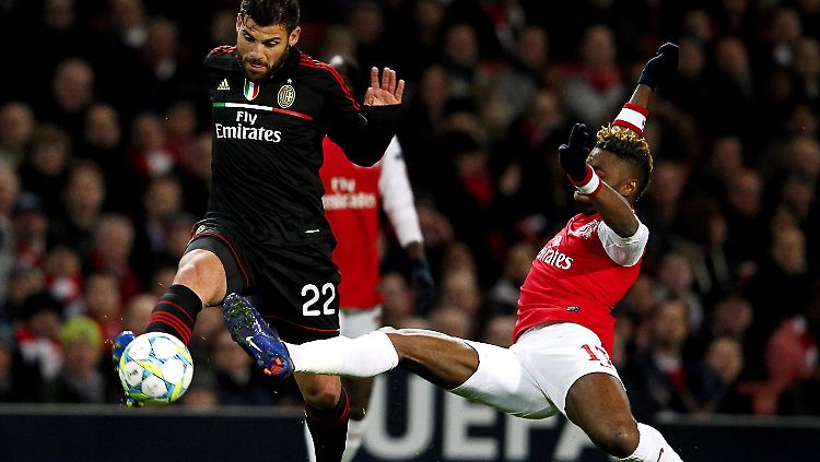  Arsenals Alex Song (r.) im Infight mit Antonio Nocerino. 