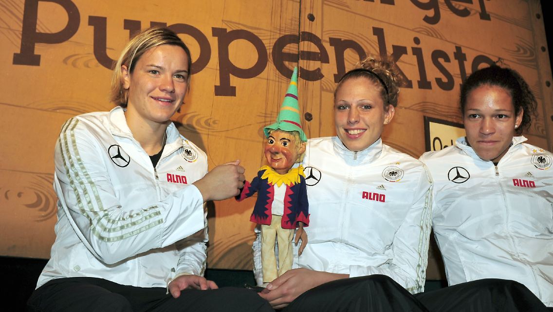 Puppenkiste: Jennifer Zietz, Kim Kulig und Celia Okoyino, von links.