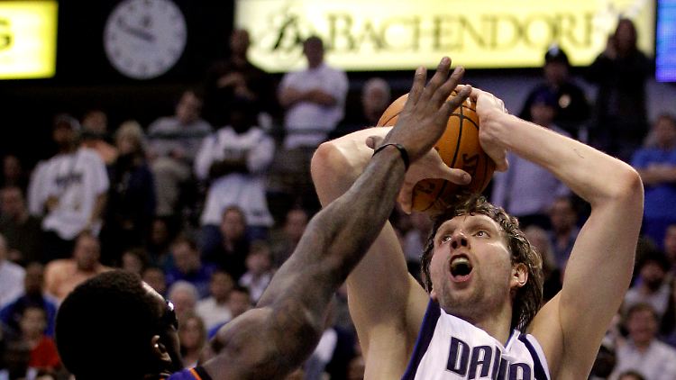 Nowitzki trickst alle aus.