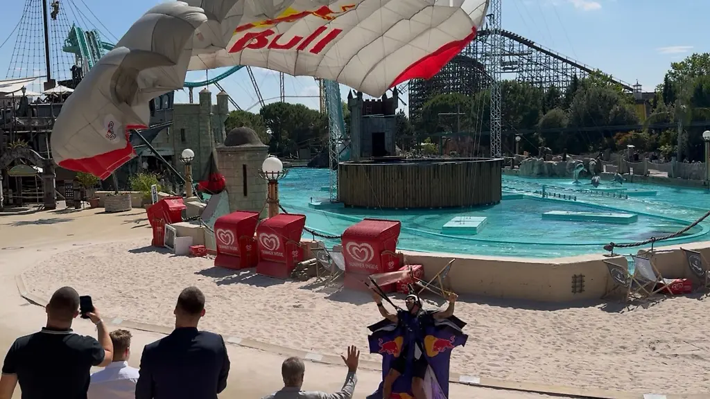 Gelandet-wurde-direkt-im-Freizeitpark-neben-einer-Attraktion