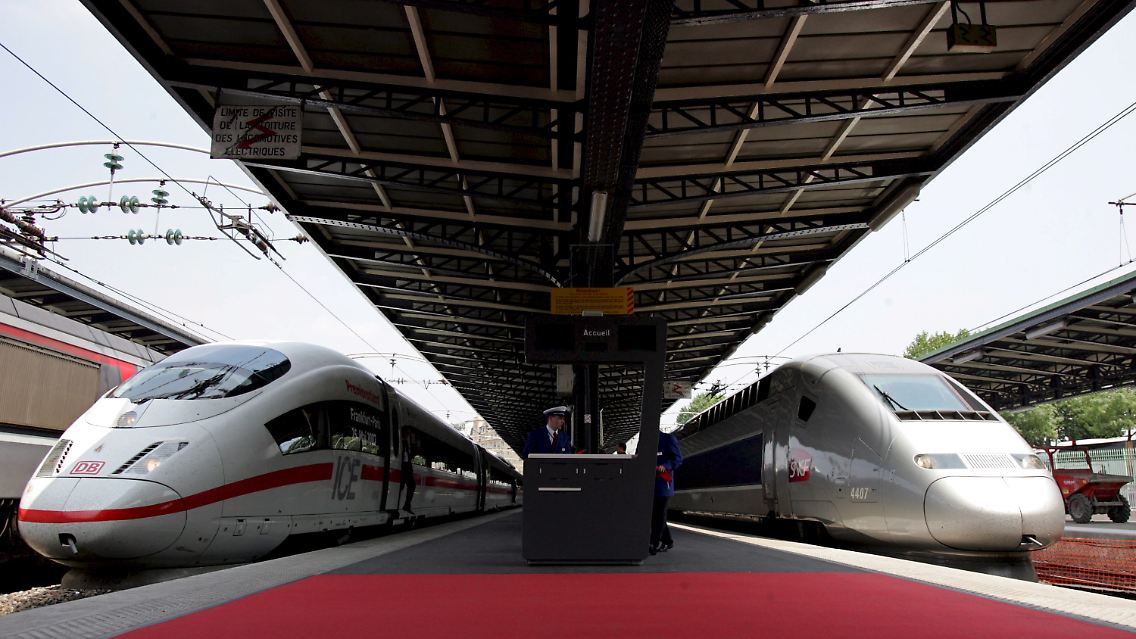 Ein deutscher ICE (links) und ein französischer TGV auf einem Pariser Bahnhof.