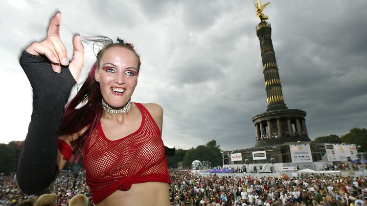 Bis zu 350.000 Besucher erwarten die Veranstalter der "B-Parade" unter der Siegessäule (Foto von der Loveparade 2003).