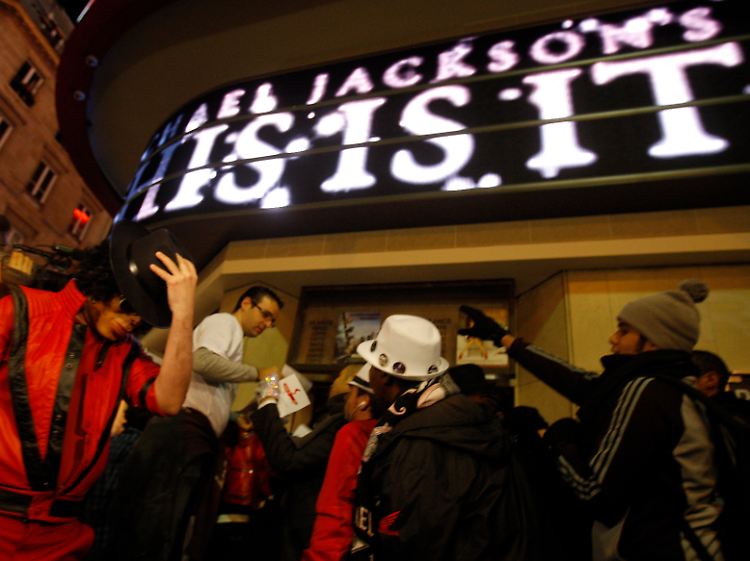 Fans warten in Paris auf eine Aufführung von "This Is It".