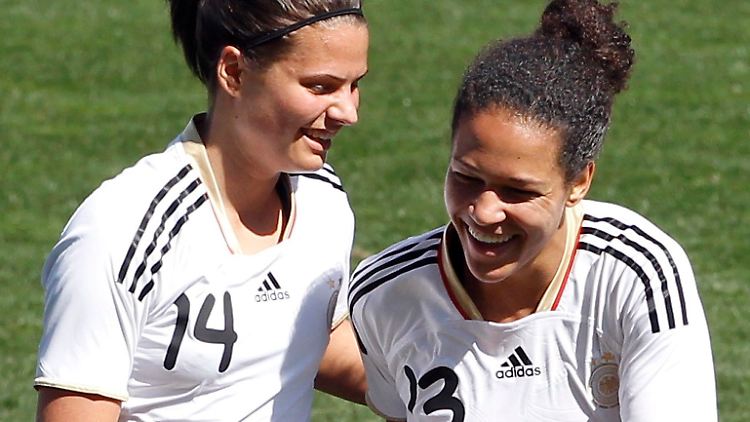 Lachend in Portugal: Celia Okoyino da Mbabi, rechts, und Dzsenifer Marozsan.