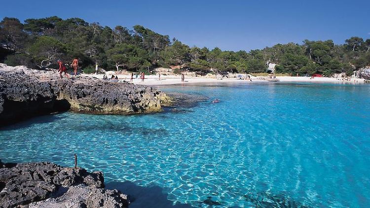 Sonne satt, türkisblaues Meer - das lockt jedes Jahr viele Urlauber auf spanische Inseln wie hier Menorca. 