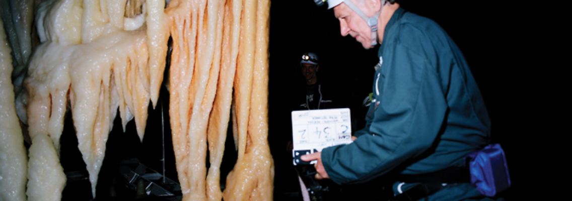 Werner Herzog in der Chauvet-Höhle.