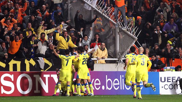 Außenseiter Spitzenreiter: APOEL Nikosia schockte auch Olympique Lyon und gehört nun zu den besten acht Fußball-Mannschaften Europas.